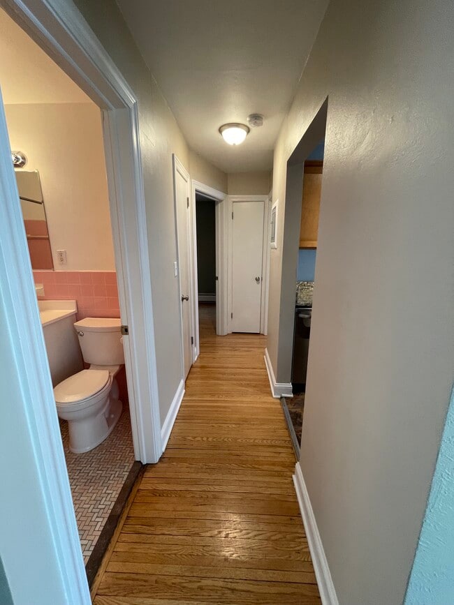 1621 7th St W