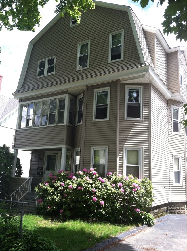 Building Photo - 9 Rena St Unit 9 Rena St #3 Rental