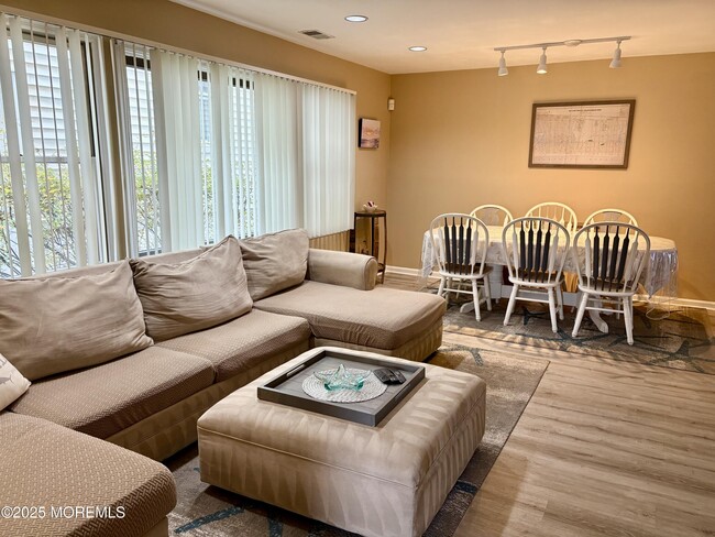 Building Photo - 206 Brinley Ave Unit A