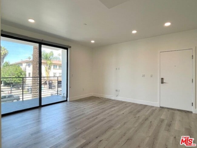 14612 Calvert St Unidad 202