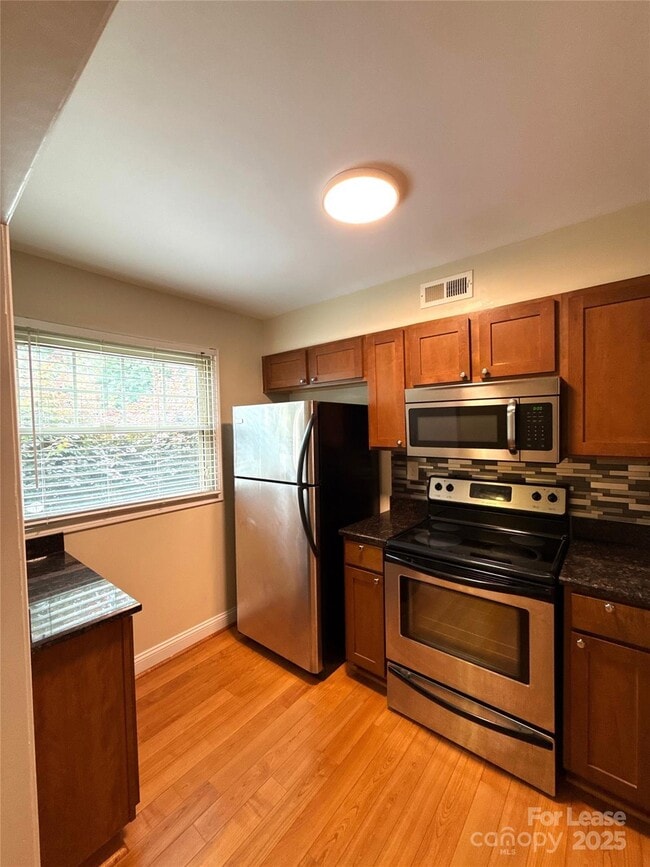 Photo - 1207 Green Oaks Ln