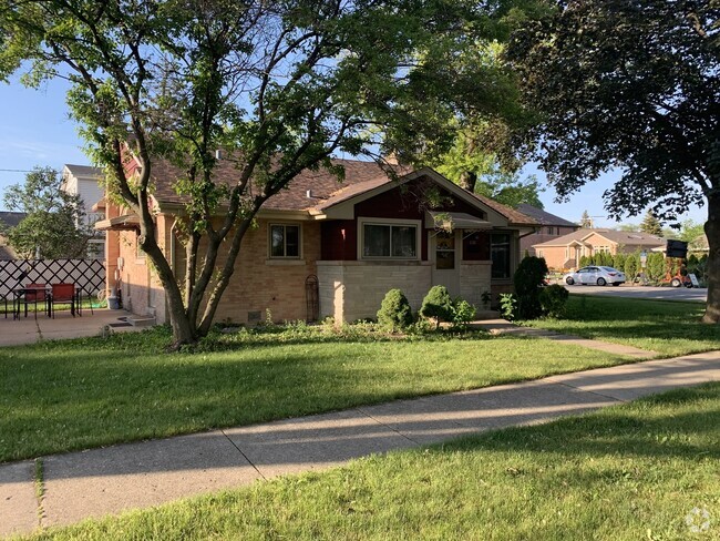 Building Photo - 1720 S Cumberland Ave Rental