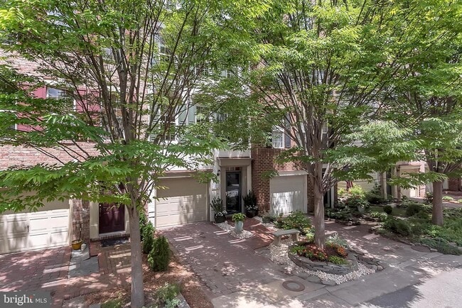 Building Photo - 4-level, 3-bedroom garage townhome