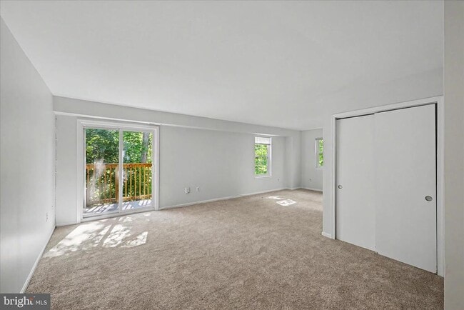 Building Photo - 678 Newbridge Ct Unit 4