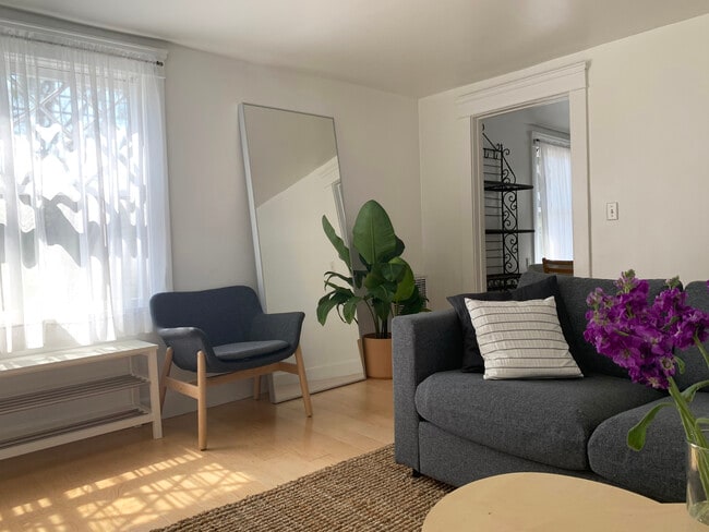 Furnished as in picture - 2625 3rd St Unit 1/2