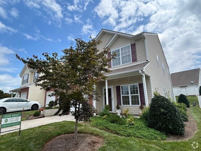 Building Photo - Immaculate beautiful 3-bedroom, 2.5-bath t... Rental