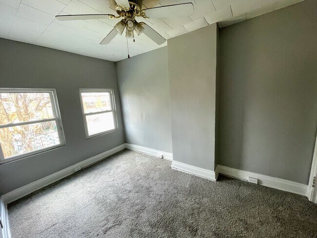 Building Photo - 2/3 bed 1 bath - South Oakland, newly updated, central air, washer/dryer