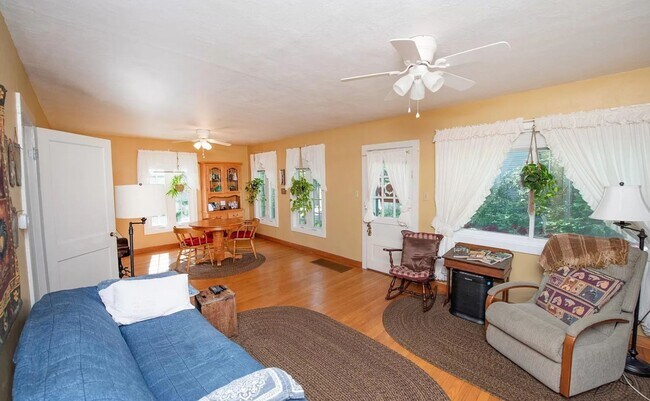 Photo - 2 bedroom House On Campus (Available for 3 People)