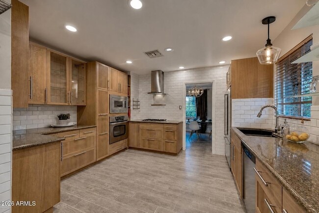 Photo - 705 W Wilshire Dr