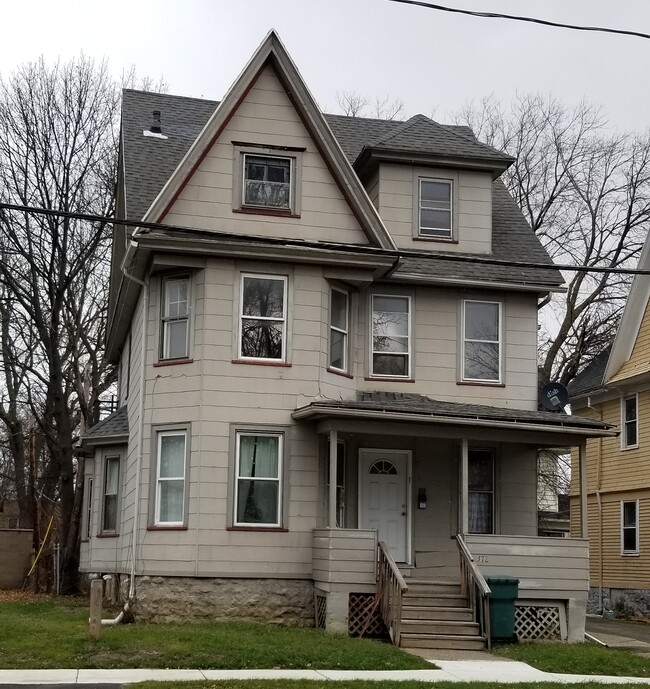 exterior of 372 Glenwood Ave - 372 Glenwood Ave Casa Adosada