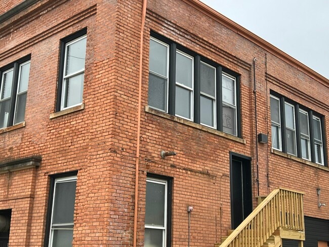 Building Photo - 301 N Clinton St Unit 1