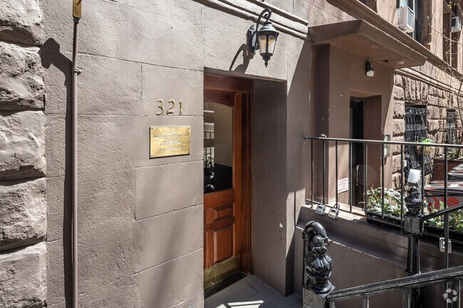 Entrada - 321 W 82nd St