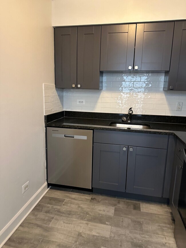 Building Photo - 3825 N Pine Grove Ave Unit TWO BEDROOMS