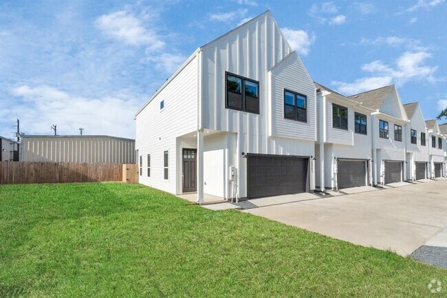 Building Photo - 2347 Hoskins Dr Rental