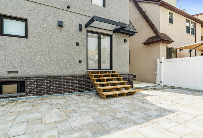 Photo - 71-31 Loubet St