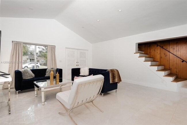 Photo - 2555 NE 202nd St