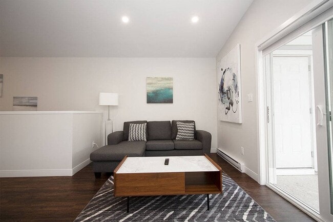 Salon - 575 Warsaw Avenue Apartments