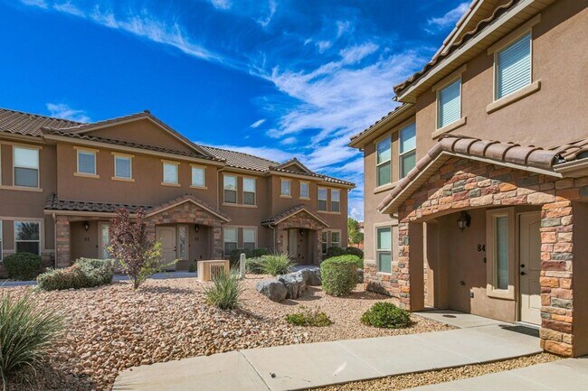 Photo - Beautiful Fossil Hills END UNIT!!