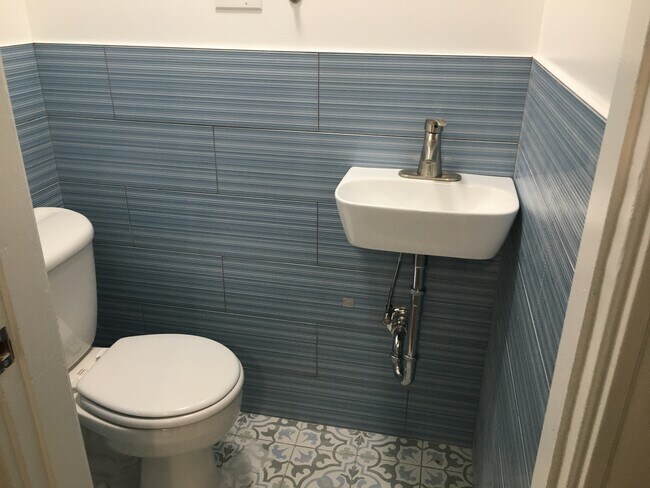 Half bath room - 12 Eliot Cres Unit IK