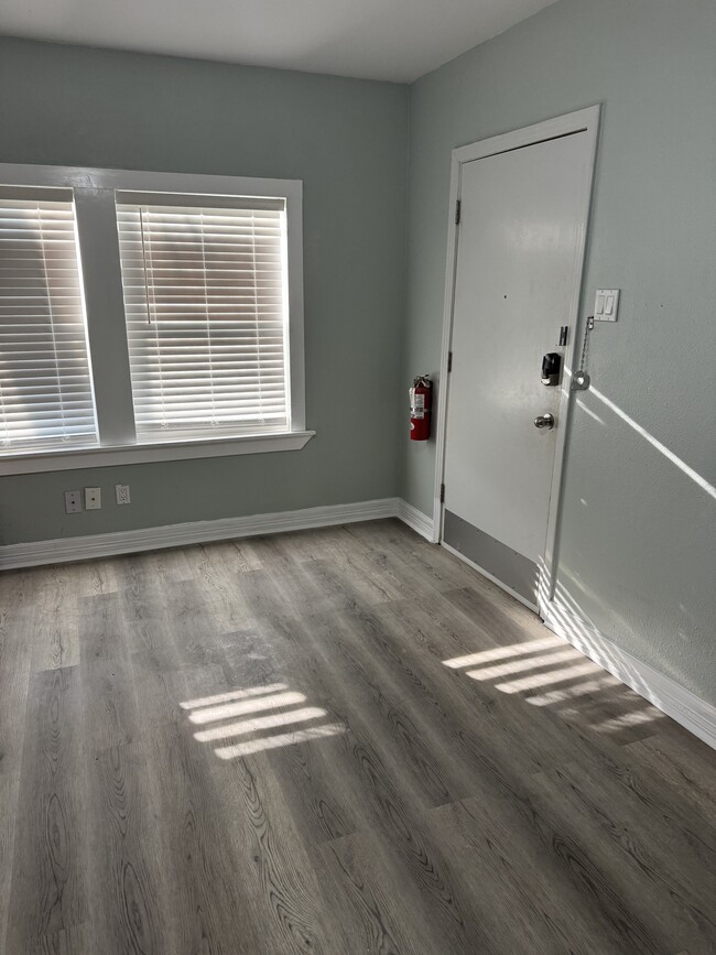 Living Room and Entrance From Front Door - 2312 53rd St Apartamentos Unidad 2