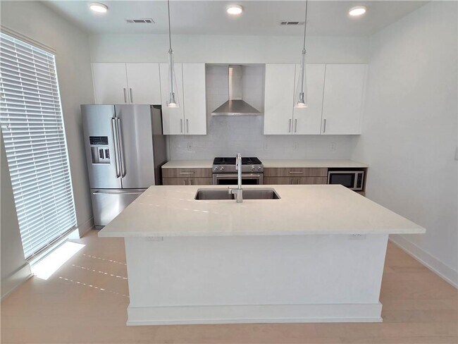 Building Photo - 775 Juniper St NE Unit 334