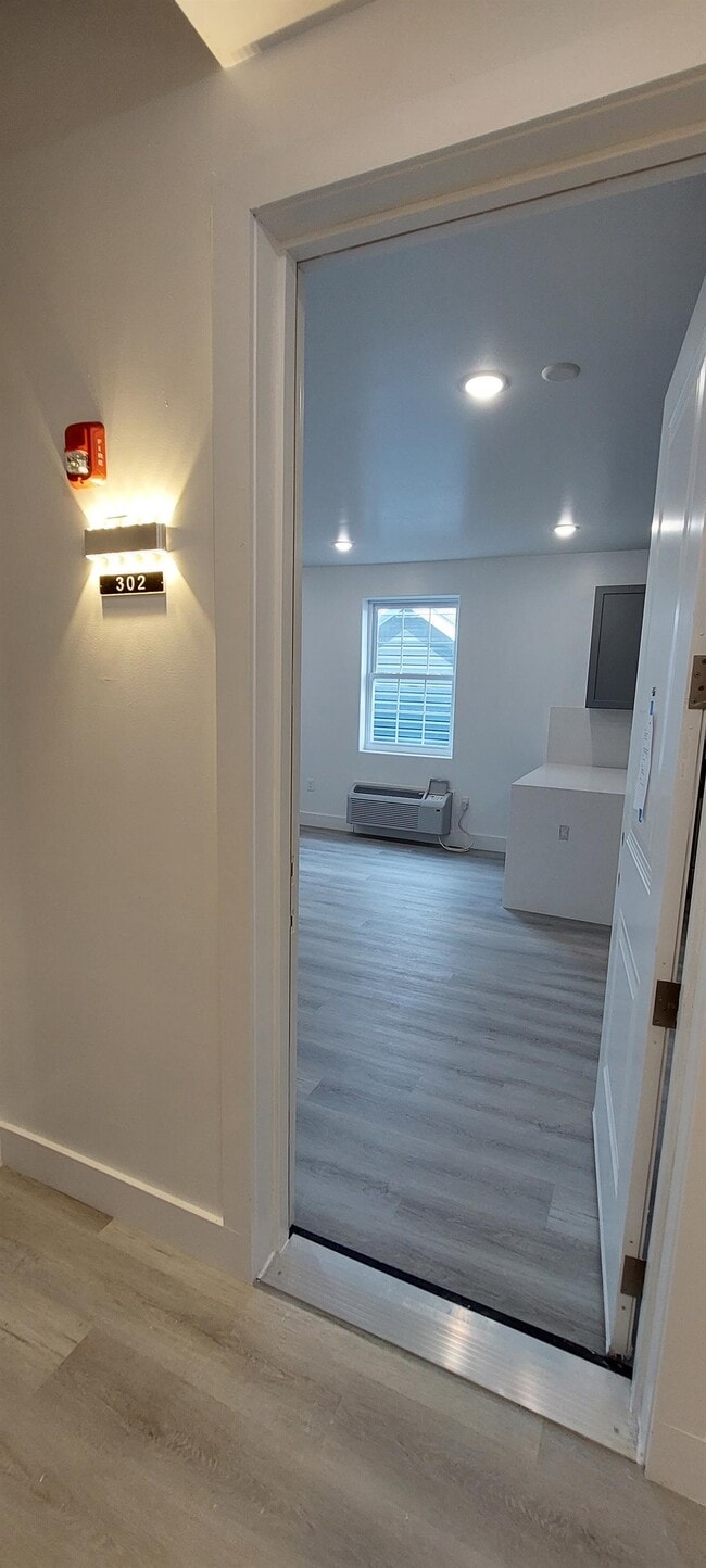Building Photo - 273 Oak St Unit 302