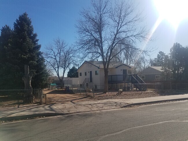 fully fenced yard - 2221 Cooper Ave Unit 2219 Cooper Ave Top