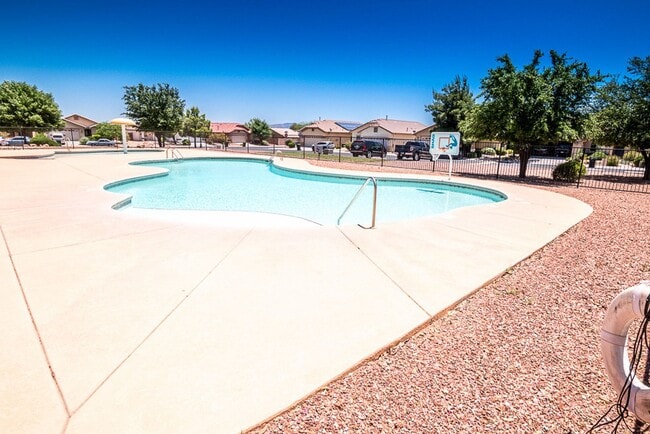 Photo - Great Open Floor Plan 3 Bedroom, 2 Bath, Central A/C in Holiday Subdivision!