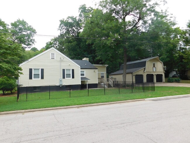 Building Photo - 700 Monroe Dr Rental