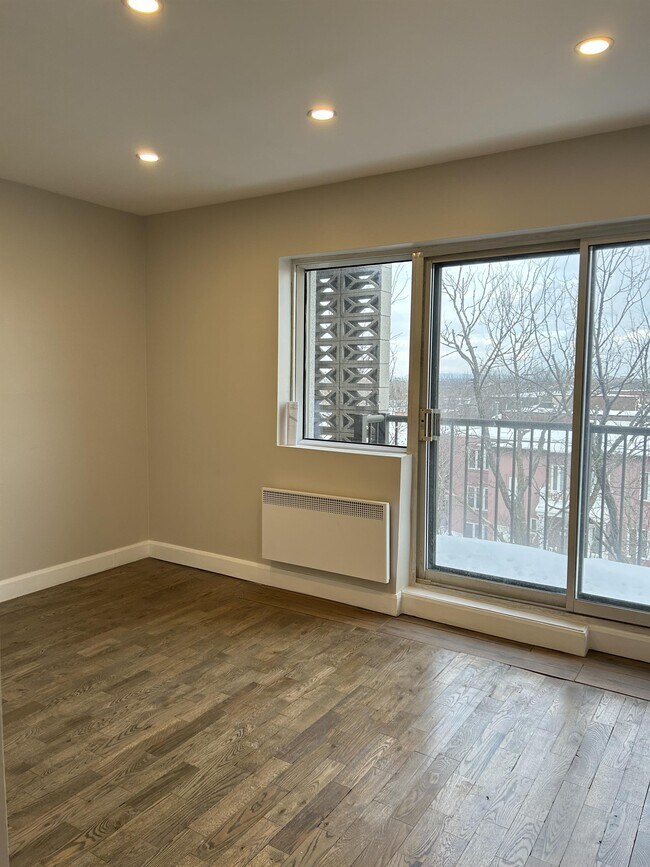 Building Photo - 3355 Bd Rosemont Unit 9