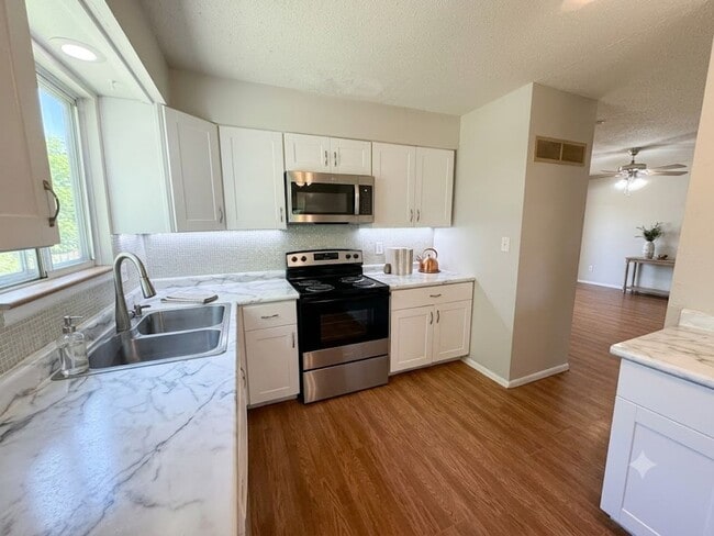 Photo - Spacious 3+ Bedroom 1/2 Duplex for Rent