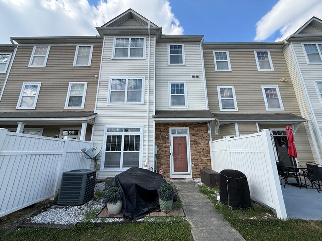 Building Photo - **OFFERING REFUNDABLE APPLICATION FEES** Charming 3BD, 2.5BA Raleigh Townhome Near Interstates an...