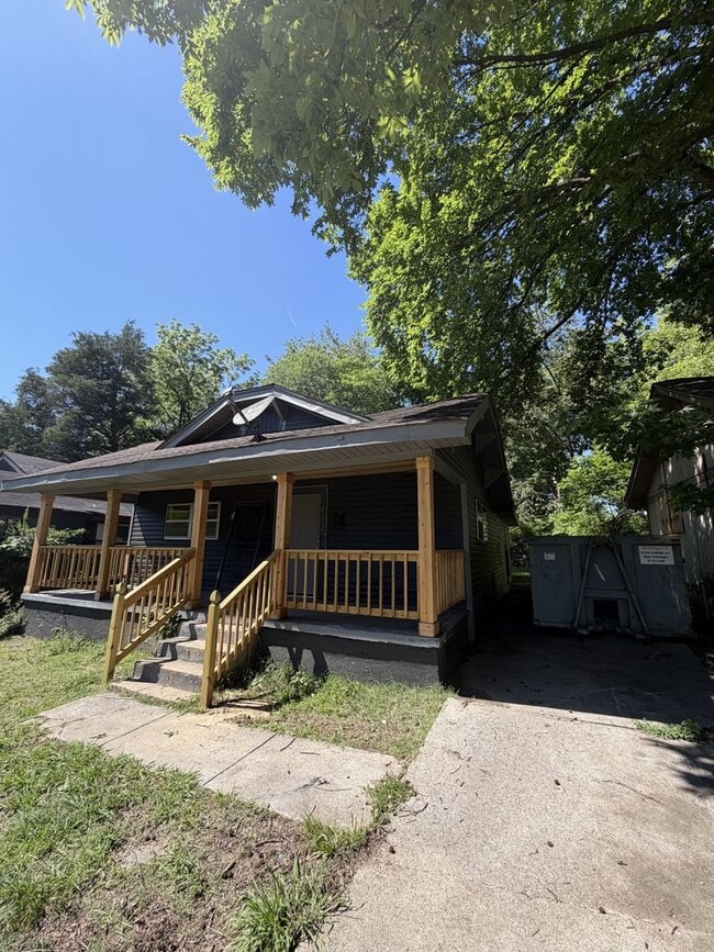 Building Photo - A spacious and inviting 4-bedroom, 2-bath unfurnished home