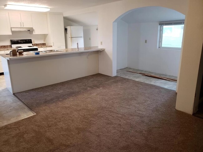 Photo - 353 S Whiton St