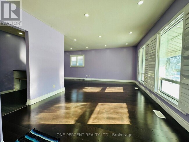 Photo - 27 Mossbank Dr