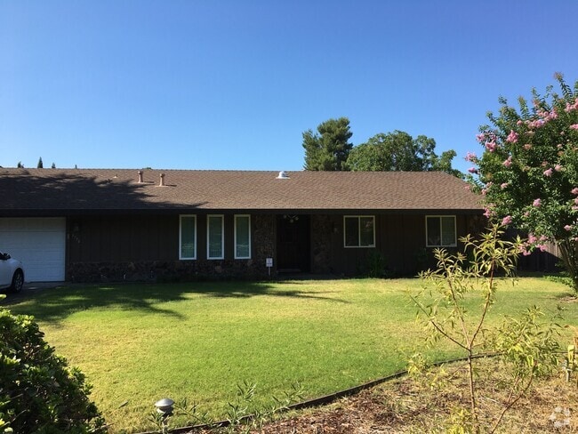 Building Photo - 4 bedroom 2 1/2 bath house in Yuba City