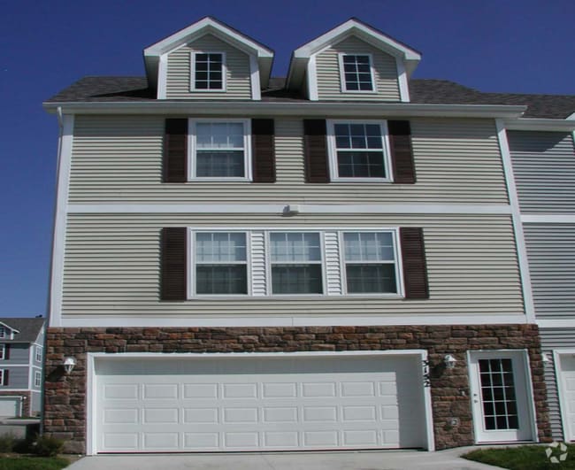 Building Photo - Ankeny 2 Bedroom Townhome AVAILABLE NOW!