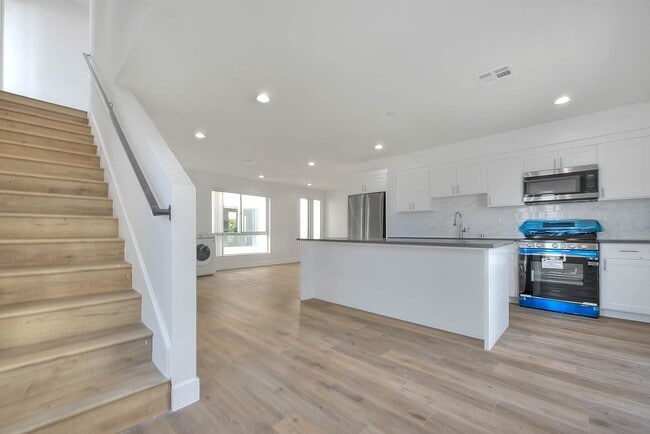 Building Photo - 11730 Hamlin St Unit 11732 1/2 Rental