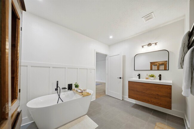 Photo - 8052 Perry Ln