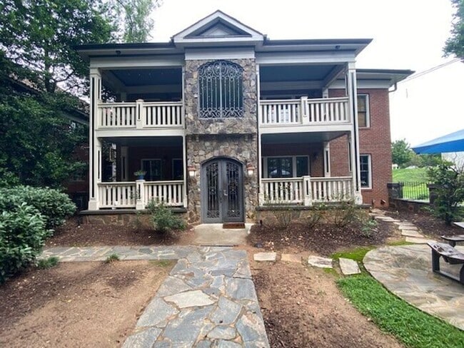 Building Photo - One Bedroom Apartment in the Heart of Midtown!