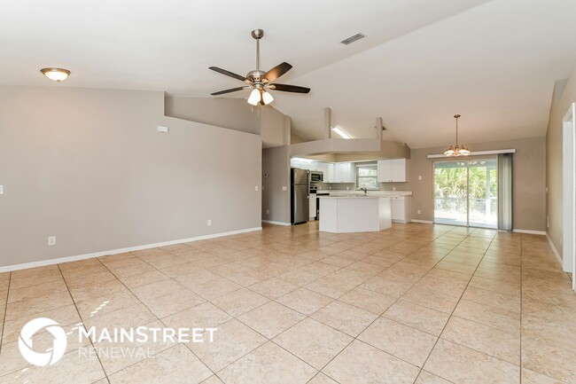 Photo - 749 Colyer St E