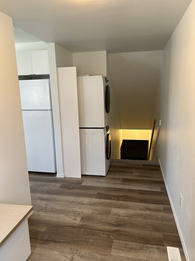 Building Photo - 12208-12257 57 St NW Unit 12208 - Bsmt