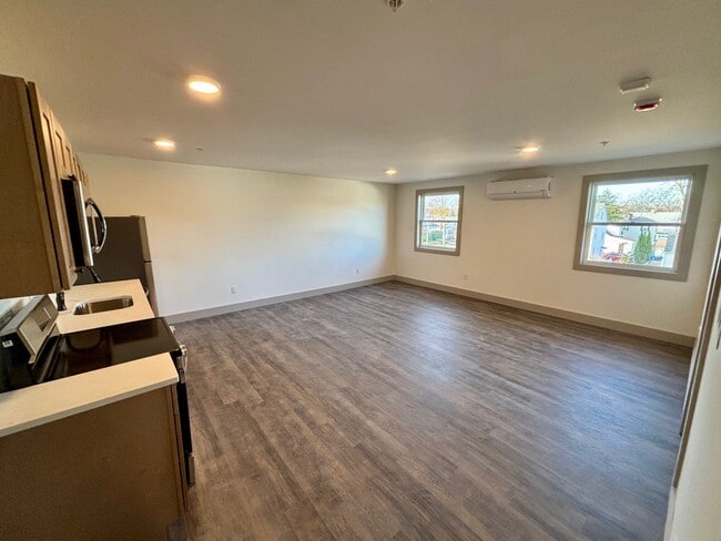 1BR, 1BA - Living - 747 Pontiac