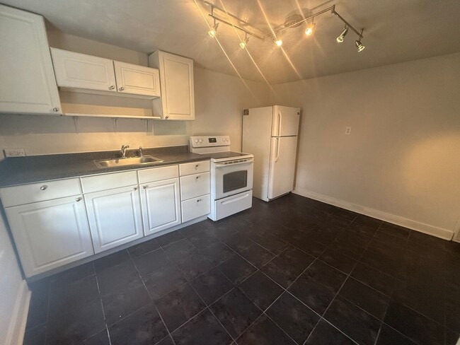 Photo - 529 Walnut St Unit Apartment B