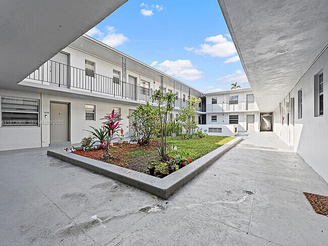 Photo - 10305 SW 40th St Unit 0