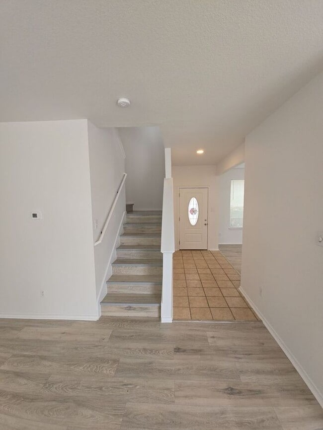 Photo - 205 Windridge Dr N