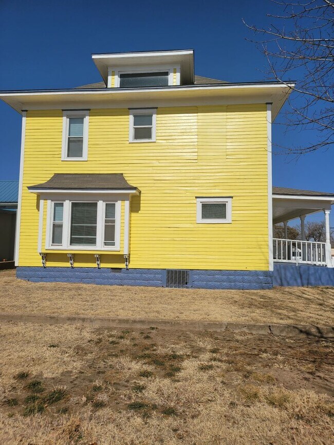 Photo - 802 W Oak Ave