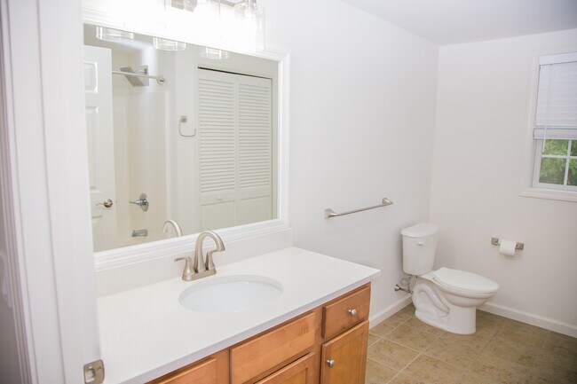 Baño renovado - Overlook at Fort Hill Apartments