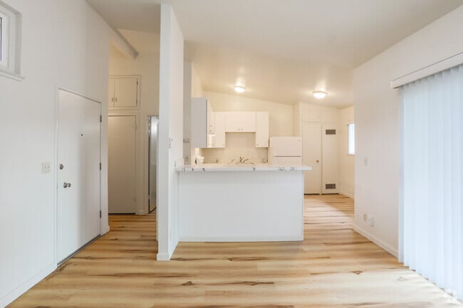 1BR, 1BA - 624SF -Remodeled - Living Room