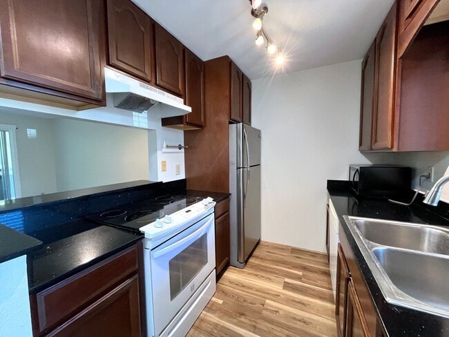 Building Photo - 2BD/2BA/2Pkg at Gardens of Launani Valley